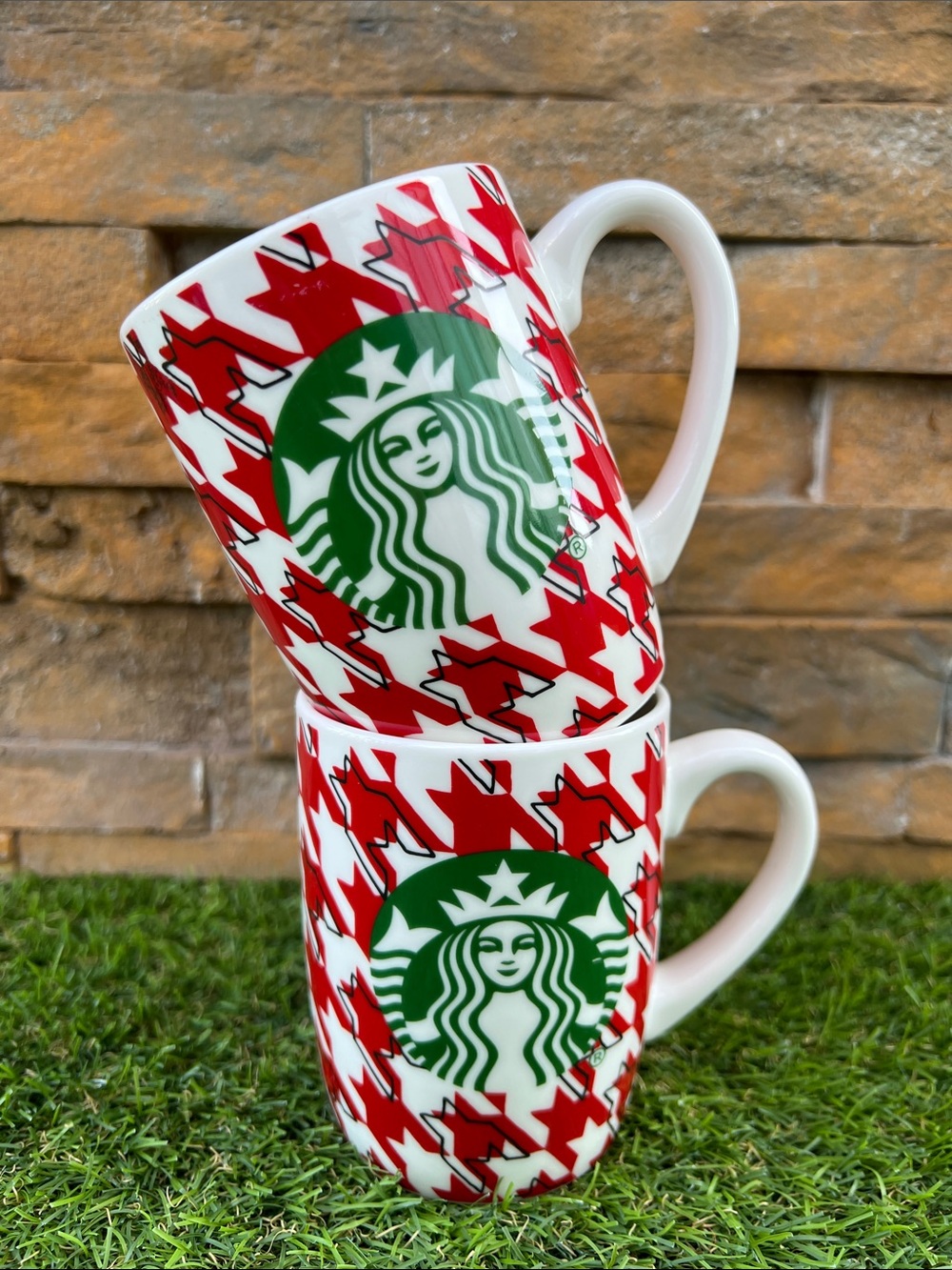 Starbucks 2017 Holiday Edition Red and White Houndstooth Siren Logo 10 oz Mug.
